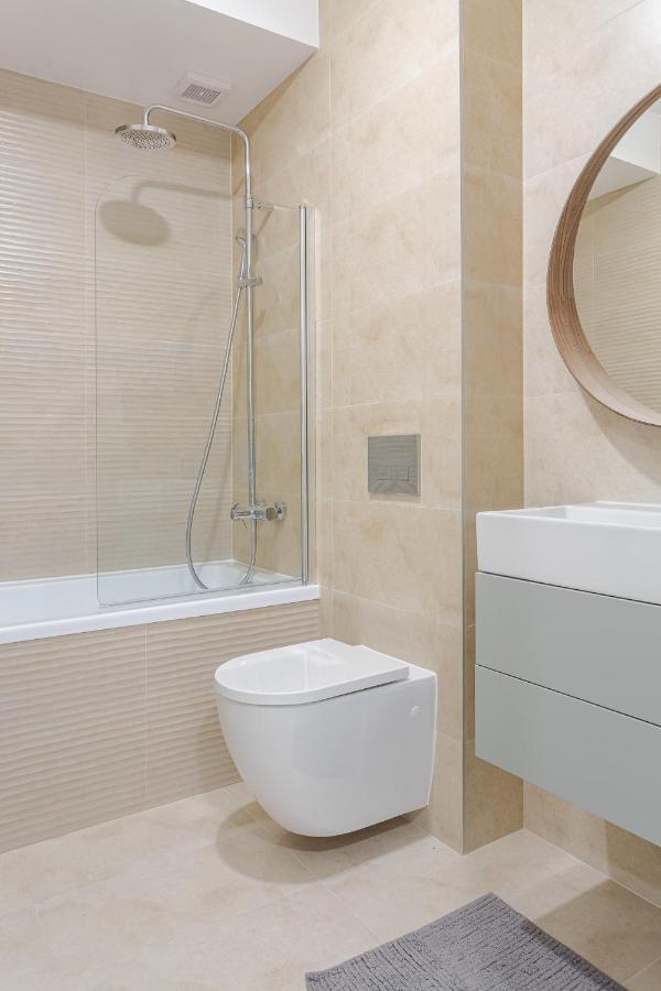 Il Lago - Azur - Cozy Luxurious Smart Home By The Lake Voluntari Luaran gambar